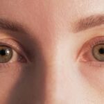Ciò che la psicologia pensa di essere dietro qualcuno che tiene gli occhi fissi