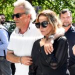 La moglie di Alvaro Vitali si presenta col nuovo compagno al funerale dell'attore a Roma: pioggia di critiche su Stefania Corona, foto